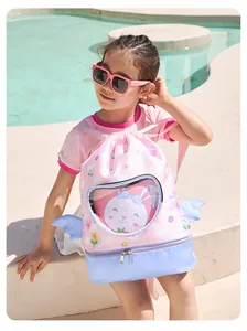 Mädchen am Pool mit einem rosa wasserdichten Comic-Hasen-Schwimmrucksack mit Flügeln