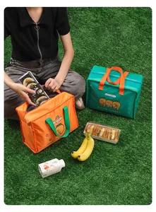 Picknick-Szene im Freien mit zwei süßen, isolierten Cartoon-Lunch-Taschen und Obst