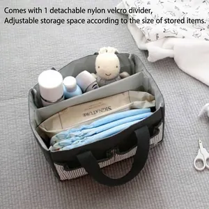 Grijze kinderwagen organizer tas met verstelbare vakken voor luiers en flessen.
