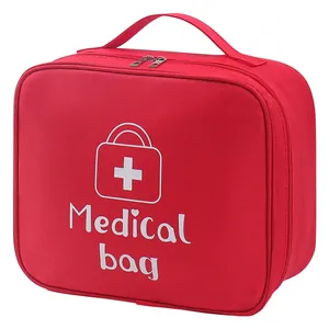 Gros plan d'un grand sac de rangement médical rouge avec poignée durable et fermeture éclair