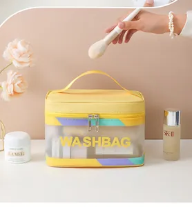 Vista dettagliata di una borsa per trucchi in PVC giallo con prodotti e fiori decorativi.