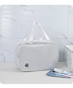 Nahaufnahme der weißen wasserdichten Reise-Kulturtasche in einer sauberen Badezimmerumgebung.