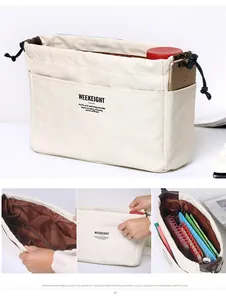 Vue détaillée de l'intérieur multi-poches et de la capacité du sac de rangement en toile.