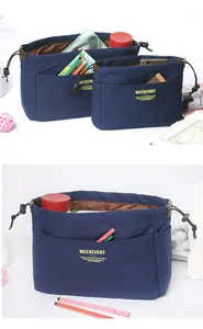 Détail d'un organisateur en toile multi-poches avec cordon de serrage en bleu marine.