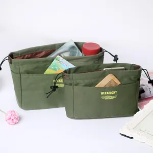 Deux organisateurs de sacs en toile vert olive avec cordon et de nombreuses poches