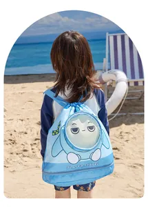 Kind trägt einen hellblauen Cartoon-Schwimmrucksack mit Nass-Trocken-Trennung am Strand
