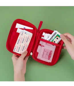 Vue détaillée de l'intérieur d'un kit médical rouge portable avec pansements et poches
