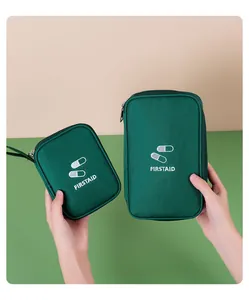 Deux tailles de sacs de premiers soins portables en tissu Oxford vert en mains