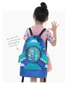 Rückansicht eines Kindes mit einem blauen wasserdichten Schwimmrucksack für Kinder