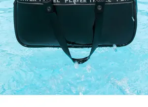 Nahaufnahme einer wasserdichten Schwimmtasche im Wasser zur Funktionsdemonstration
