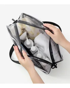Detailansicht der großen, transparenten und wasserdichten Kulturtasche mit Reisezubehör