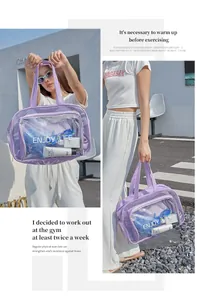 Detail der lila transparenten PVC-Sporttasche für Schwimmen und Badaufbewahrung