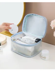 Vista dettagliata della borsa da toilette a doppio strato con vari prodotti di bellezza