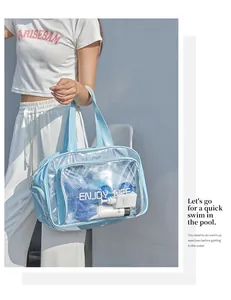 Modell mit hellblauer, transparenter PVC-Waschtasche für Schwimmen und Sport im Freien
