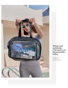 Asiatisches Model hält eine transparente PVC-Schwimmtasche am Pool im Freien