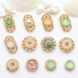 Vue détaillée de breloques en or antique avec pierre de lune et zircons pour bracelets.