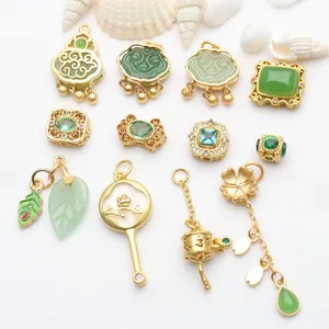 Vielfalt an antikgoldenen Anhängern mit grünen jadeähnlichen Steinen für DIY-Schmuck
