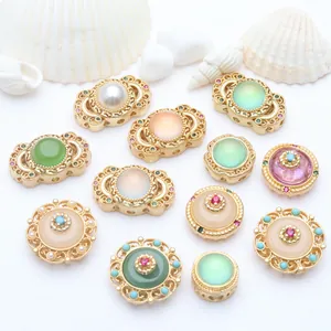 Vue détaillée de perles plaquées or ancien avec œil de chat pour accessoires de bijoux DIY