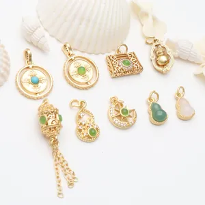 Detailansicht verschiedener vergoldeter Anhänger im tibetischen Stil für DIY-Schmuck