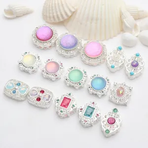Primer plano de abalorios plateados con cristales de colores para pulseras DIY regalo.