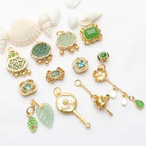 Detailansicht verschiedener Jade-Anhänger im antiken Goldstil für die DIY-Schmuckherstellung.