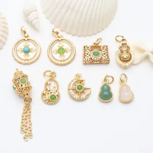 Detailansicht verschiedener goldener Anhänger im tibetischen Stil mit Vajra und Kürbis Designs