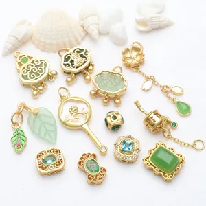 Detailansicht verschiedener altgoldener Anhänger mit Jade- und Edelstein-Inlays für DIY