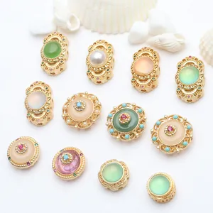 Détail de perles d'espacement dorées avec pierres œil-de-chat pour bijoux artisanaux