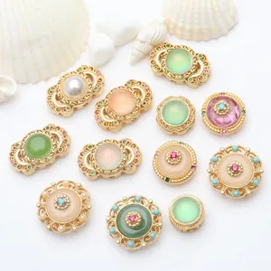 Vue détaillée de perles intercalaires en or antique avec pierre de lune et œil de chat.