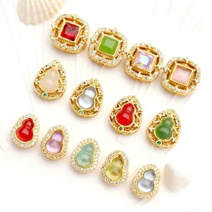 Detailansicht von chinesischen Hulu-Anhängern mit bunten Kristallen für DIY-Schmuck.