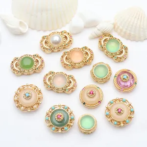 Vue détaillée de perles en or antique serties de pierres de lune et zircons colorés