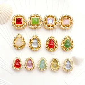 Detail von antiken Gold-Kürbis- und Quadratperlen mit bunten Kristallen für DIY-Schmuck