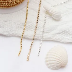 Detailaufnahme von 14K goldgefüllten und silbernen Kugelketten für DIY-Schmuckarbeiten.