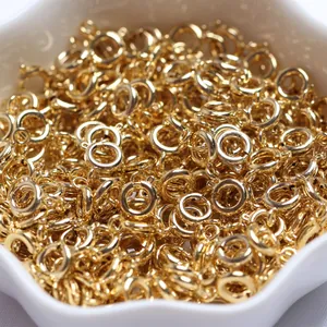 Primer plano de cierres de anillo de resorte bañados en oro de 14K