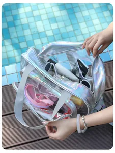 Primer plano de la bolsa de aseo holográfica impermeable con artículos de viaje en la piscina.