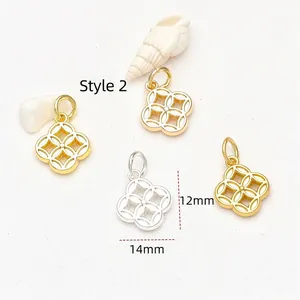 Gedetailleerde close-up van 18K vergulde klaver hanger bedel met afmetingen 12 mm bij 14 mm