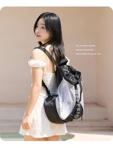 Modelo con bolsa de deporte de malla en blanco y negro para actividades al aire libre