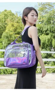 Modelo profesional con un gran neceser de viaje holográfico morado e impermeable