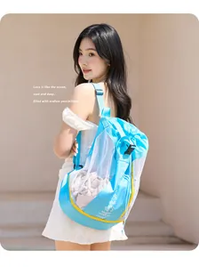 Bolsa de deporte azul con malla transpirable y compartimento para zapatos en modelo