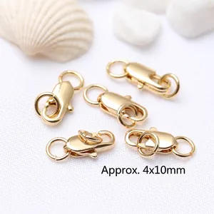 Vue macro de fermoirs mousquetons dorés 14k pour la création de bijoux DIY