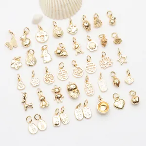 Collection détaillée de breloques porte-bonheur plaquées or 18 carats pour bijoux.
