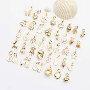 Vue macro détaillée de divers pendentifs plaqués or 18 carats pour colliers DIY