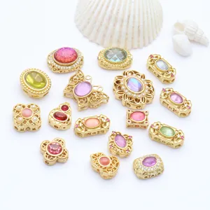 Vue détaillée de perles dorées avec pierres œil-de-chat colorées pour bracelets DIY