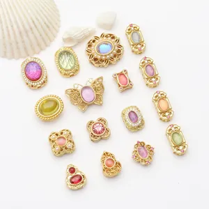 Vue détaillée de perles en or antique avec pierres œil de chat pour bracelets DIY
