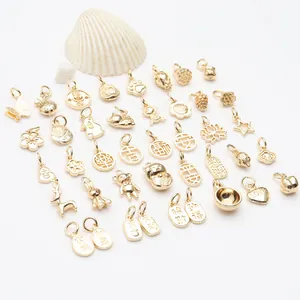 Vue détaillée de divers charms porte-bonheur plaqués or 18k pour bijoux DIY