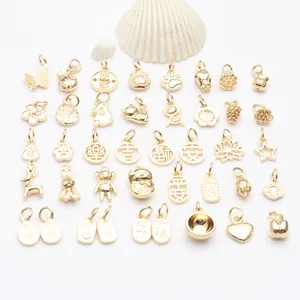 Vue macro détaillée de divers pendentifs porte-bonheur plaqués or 18 carats pour bijoux.