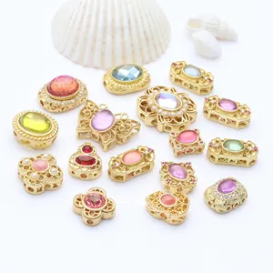 Détail macro de diverses perles de bijoux en or ancien avec des pierres œil de chat