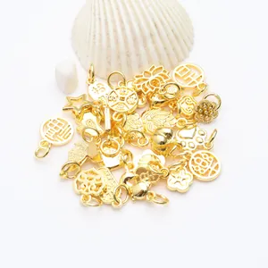 Gros plan de breloques plaquées or 18 carats avec caractères de chance et lotus pour bijoux DIY