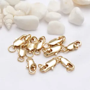 Détail de fermoirs mousquetons dorés pour la création de bijoux DIY sur fond blanc