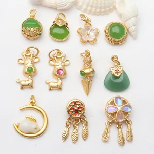 Exquisite altgoldfarbene Anhänger mit Emaille und Edelstein-Inlays für DIY-Schmuck.